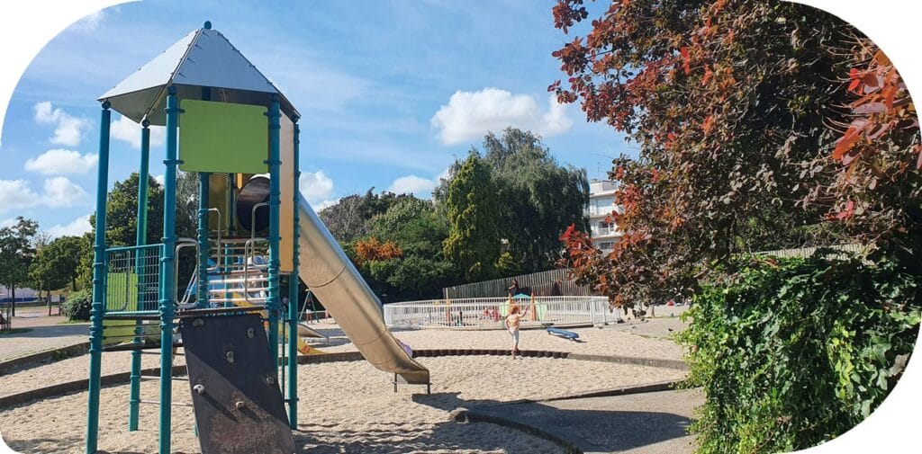 Aire de jeux pour les enfants au square François Mitterand dans le quartier de Massillon au Havre