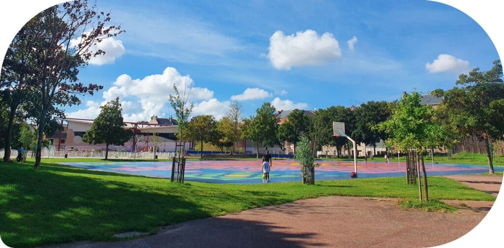 Terrain de sport collectif coloré par l'artiste Miguel Do Amaral Coutinho, dans le parc Massillon au Havre