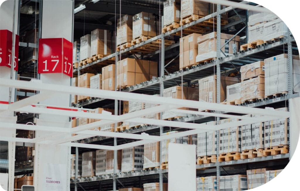 Racks à l'intérieur d'un entrepôt (c) Chuttersnap - Unsplash