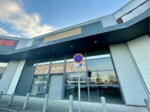 Vitrine d'un local commercial de 1030 m² à Gonfreville l'Orcher (Seine-Maritime | Normandie)