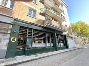 Vitrine d'un local commercial de 92 m² dans le quartier de Saint-François au Havre (Seine-Maritime | Normandie)