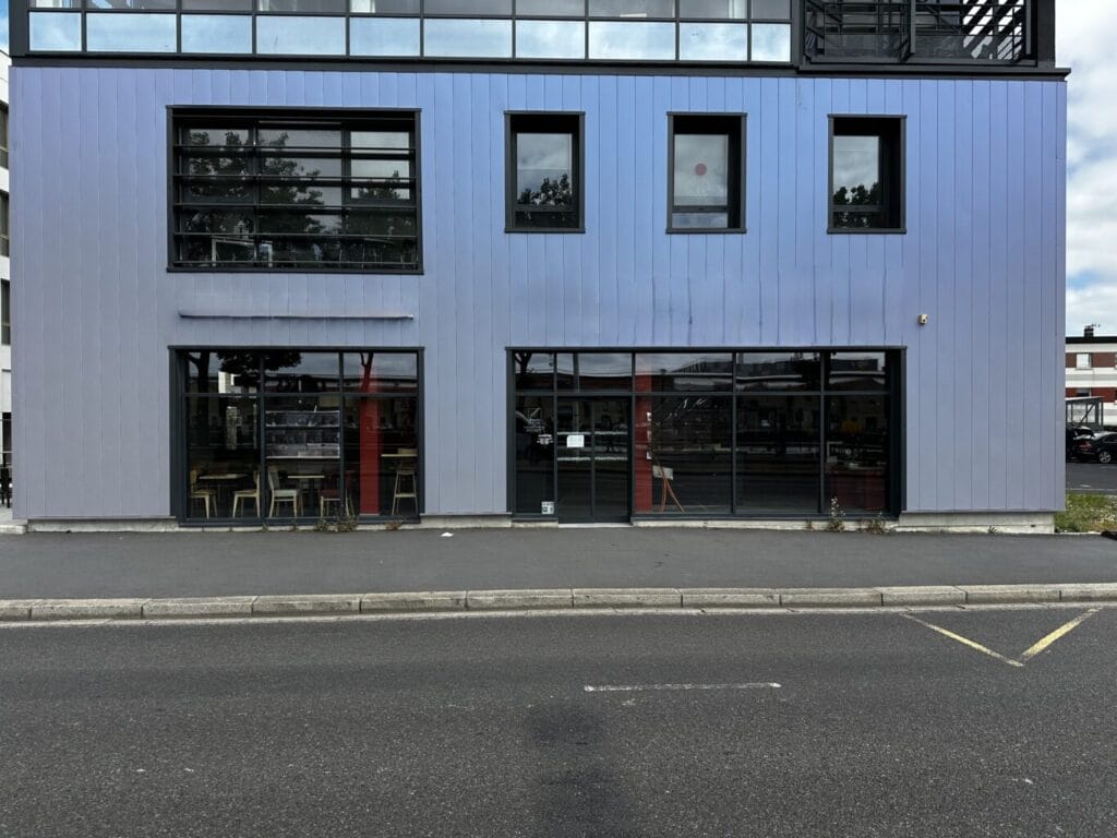 Façade d'un local commercial sur le quai Colbert, près de la gare du Havre (Seine-Maritime | Normandie)