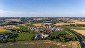 Vue aérienne du parc d'activités du Mesnil, terrains disponibles pour des entreprises (d) Marin David