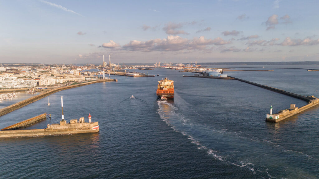 Bateau arrivant dans le port du Havre (c) Marin David