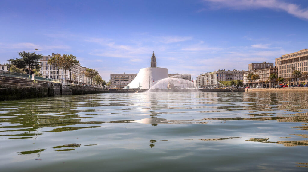 Bassin du commerce et oeuvre 'Impact' réalisée par Stéphane Thidet (c) Anne-Bettina Brunet - Ville du Havre