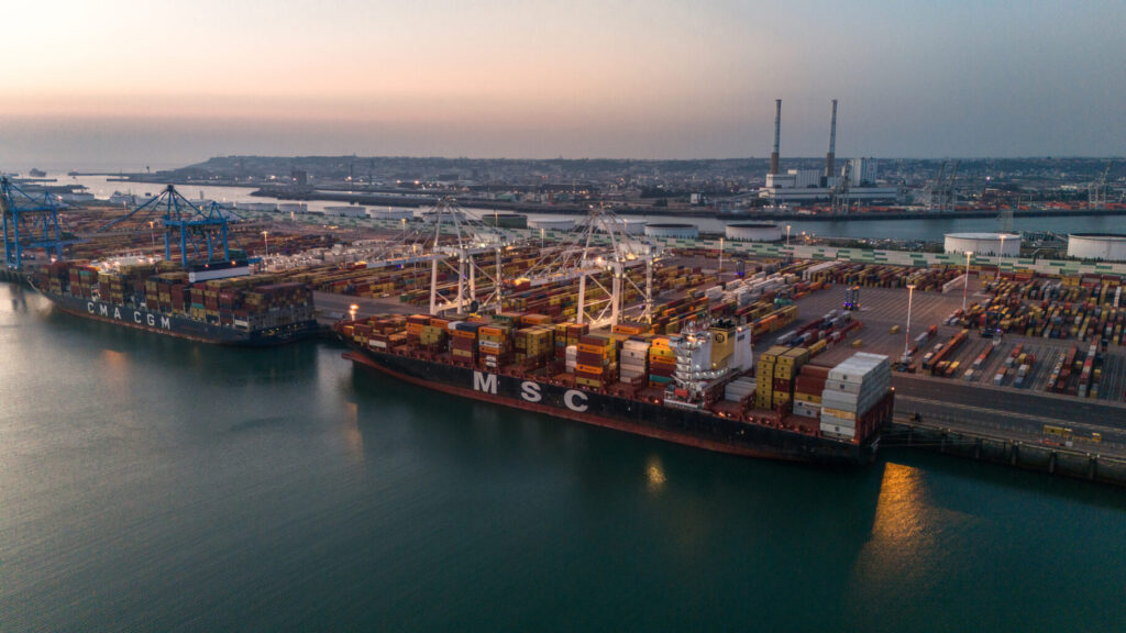 Couché de soleil sur Port 2000, terminal conteneurs du port du Havre (c) Marin David