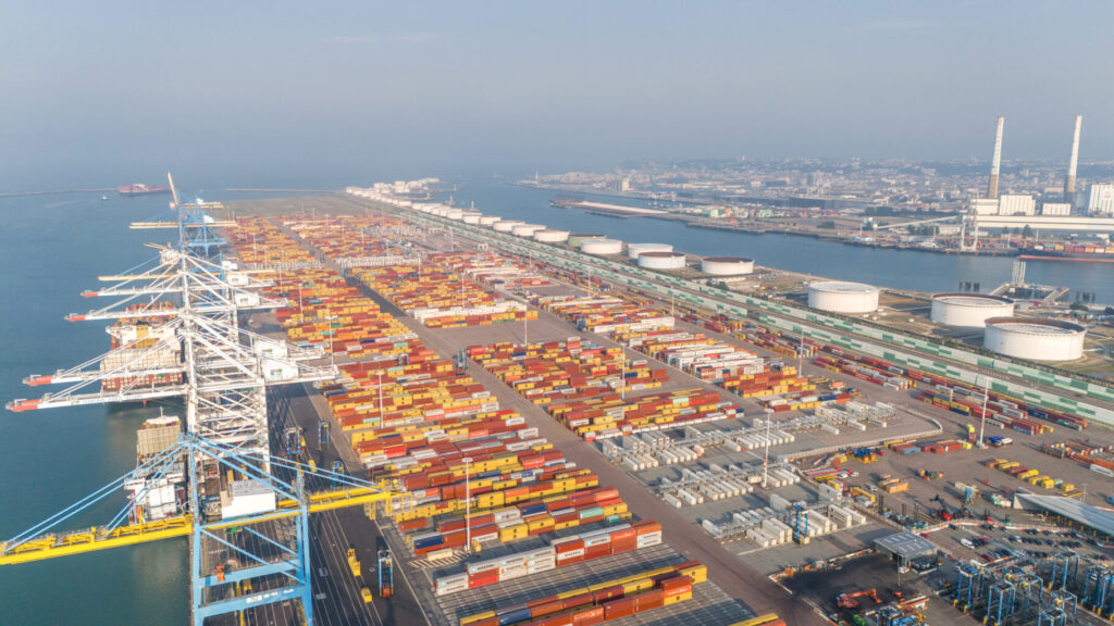 Port 2000, terminaux à conteneurs du port du Havre (c) Marin David
