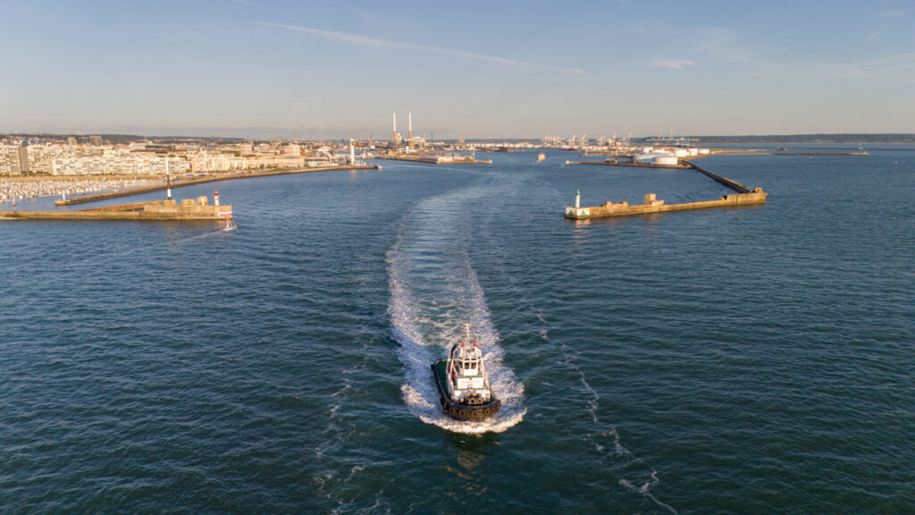 Abeille naviguant dans l'entrée du port du Havre (c) Marin David