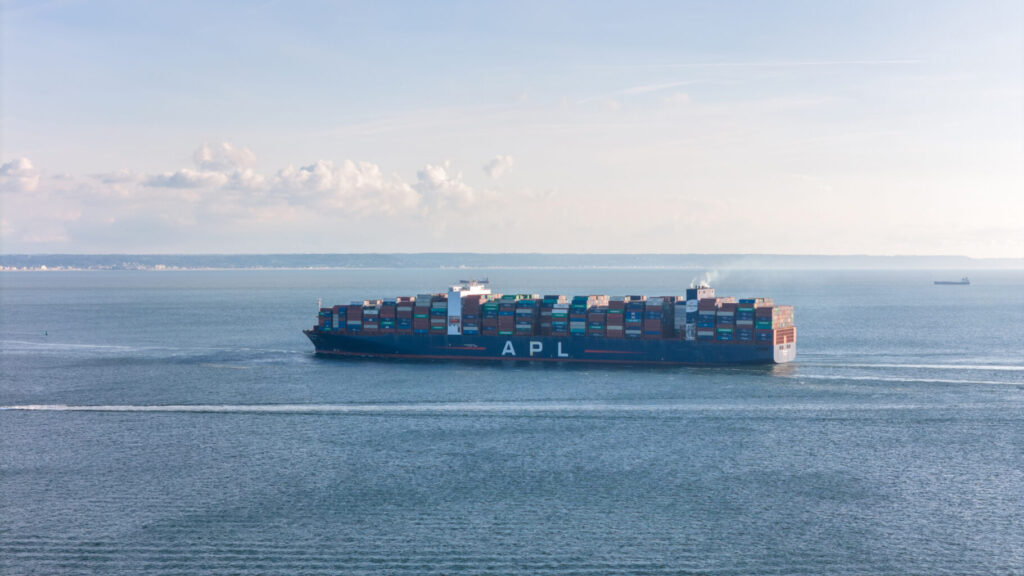 Porte-conteneurs en baie de Seine, s'approchant du port du Havre (c) Marin David
