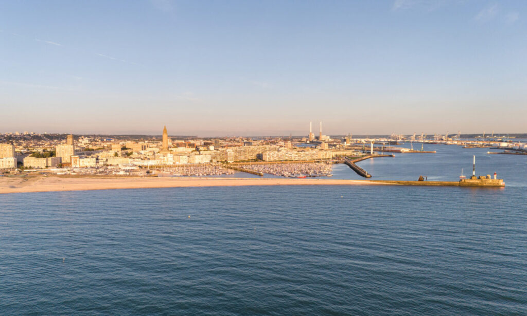 Vue aérienne de la plage et du centre-ville du Havre (c) Marin David