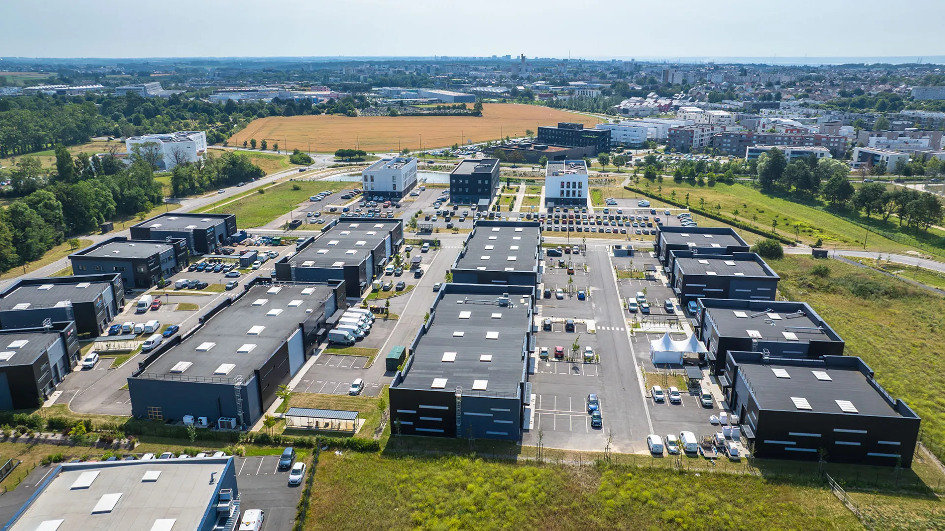 Locaux d'activités Les Entrepreneurs sur le parc d'activités Le Havre Plateau (c) Armel Vrac