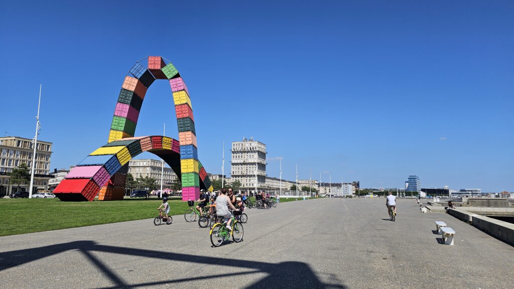 Catène de conteneurs de Vincent Ganivet sur le Grand Quai du Havre (c) Le Havre Seine Développement