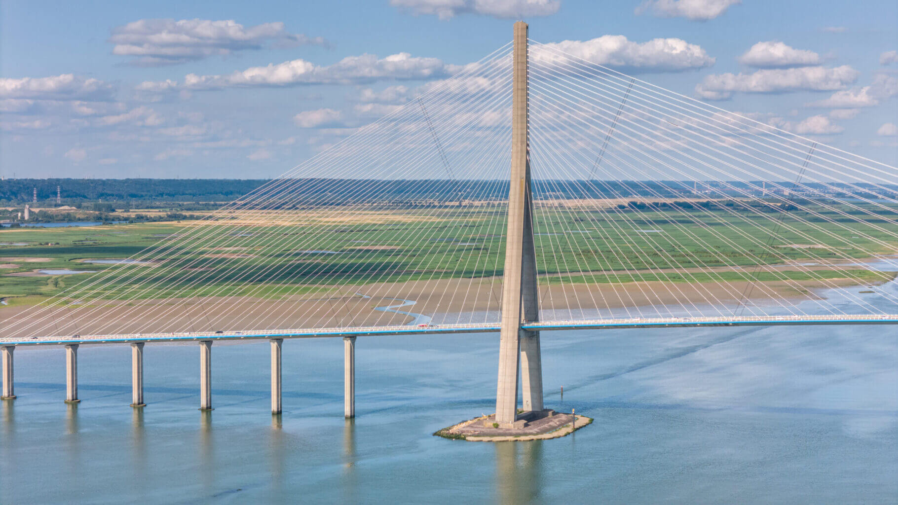 Vue aérienne du Pont de Normandie - pilier nord (c) Marin David