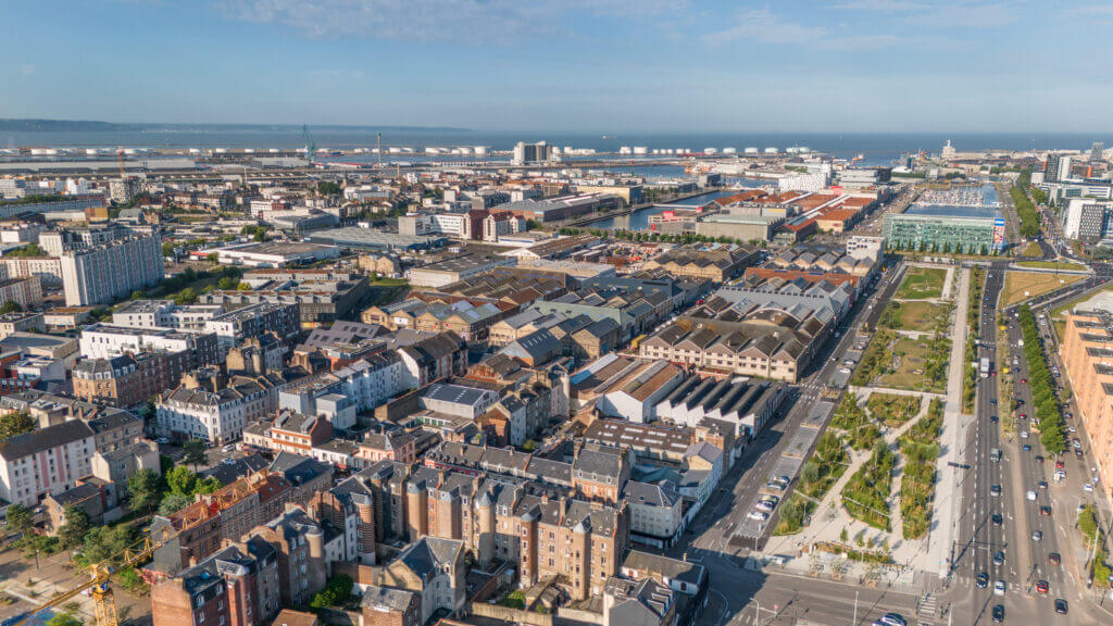 Vue aérienne des Magasins Généraux, près de 13 ha à transformer au Havre au pied de la future ligne de tramway (c) Marin David