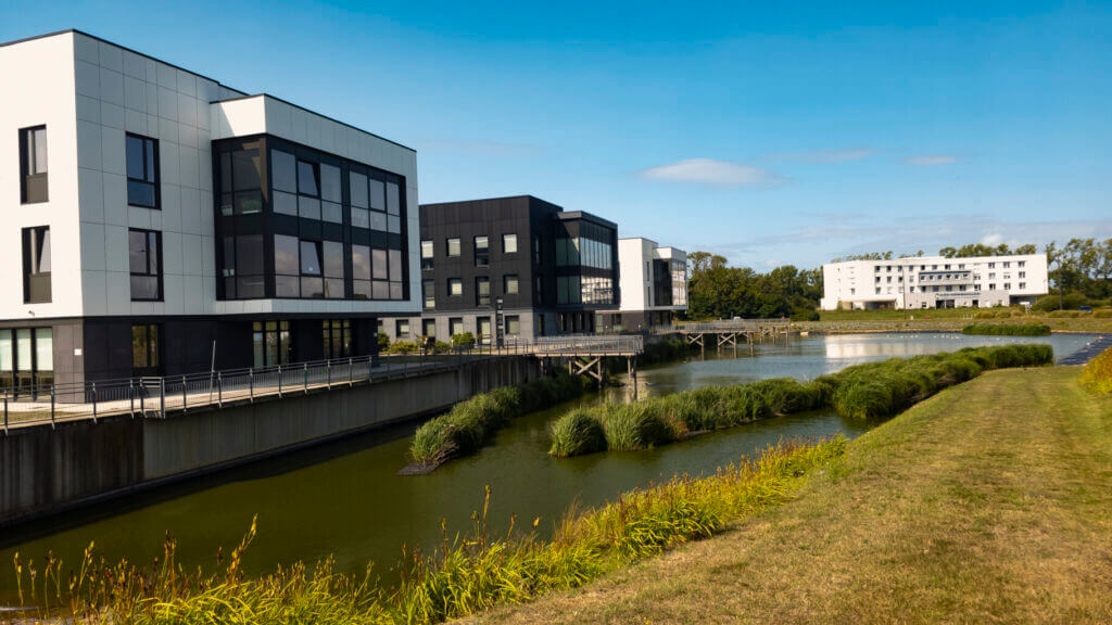Office buildings including the Le Havre Plateau Business Hotel, in the Le Havre Plateau business park (c) Le Havre Seine Développement
