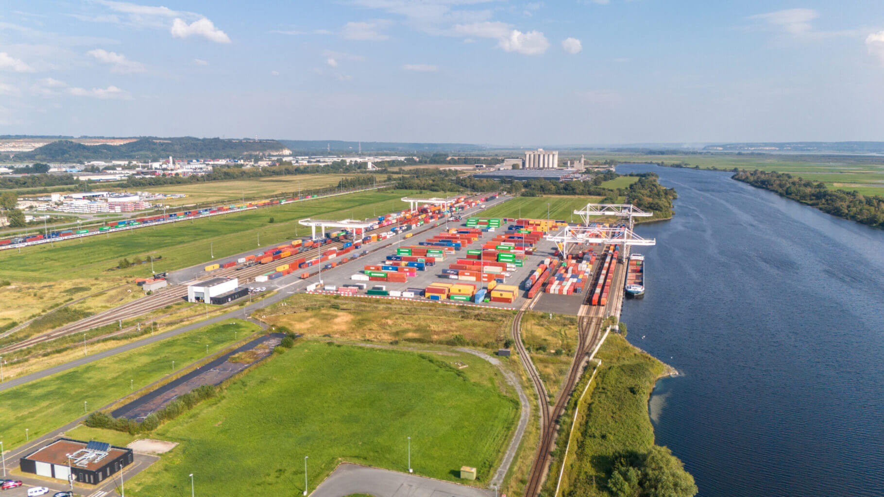 Vue aérienne du Parc Logistique du Pont de Normandie 3 (PLPN3) sur la Zone Industrielle et Portuaire du Havre (c) Marin David