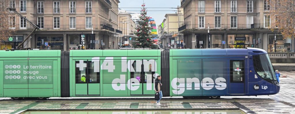 Habillage du tramway pour ses 10 ans Place de l'Hôtel de Ville (c) Anne-Bettina Brunet - Ville du Havre