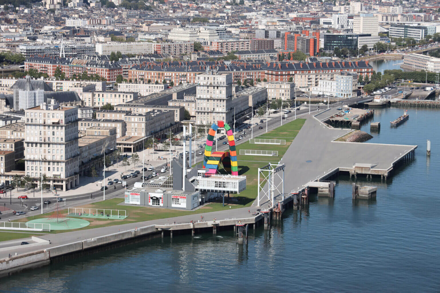 Vue aérienne du quai Southampton et notamment de l'ancien terminal ferry qui va devenir le centre d'art contemporain Antoine Rufenacht (c) Philippe Bréard - Ville du Havre