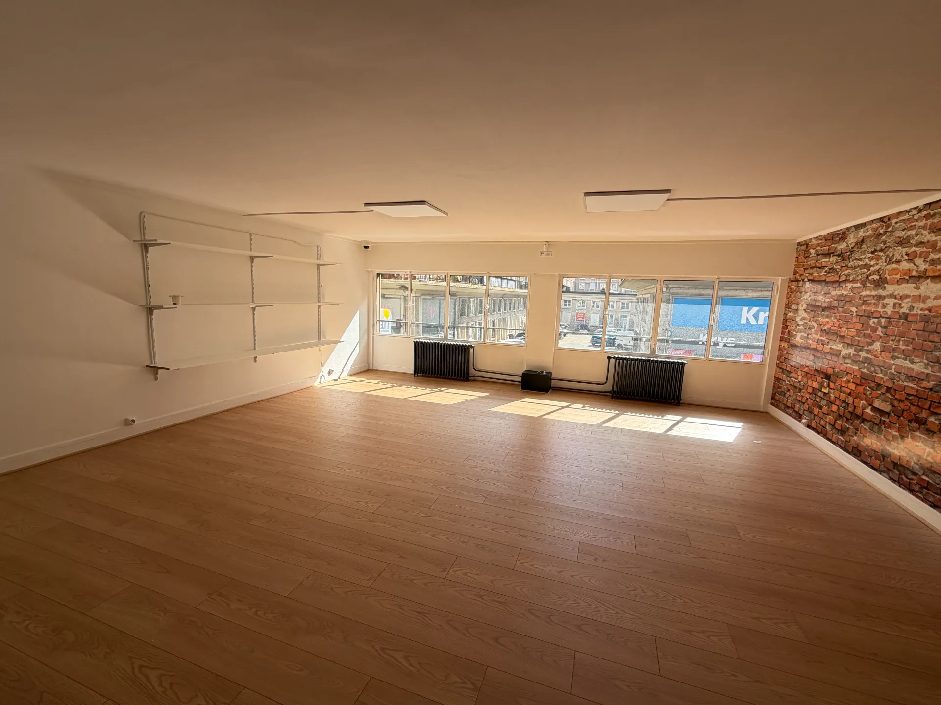 LOCAL COMMERCIAL HOTEL DE VILLE 210