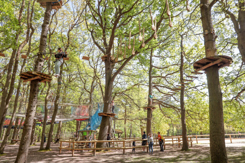 Un Air de Famille - Accrobranches
Parc Forestier Montgeon - LH Aventure Parc
sport sans autorisation
sauf la gamine au long cheveux sur la tirolienne
