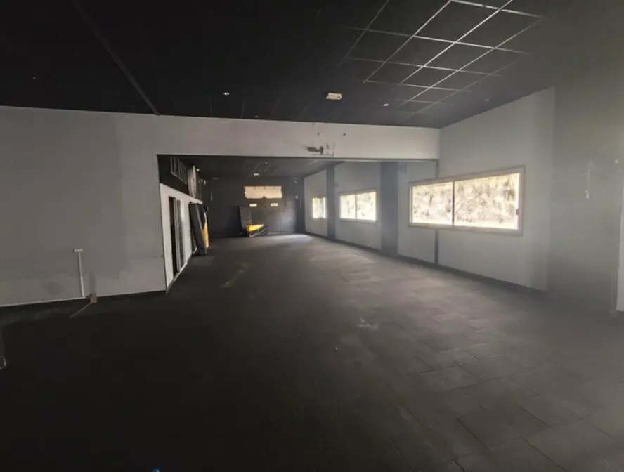 LOCAL COMMERCIAL BUREAUX 250