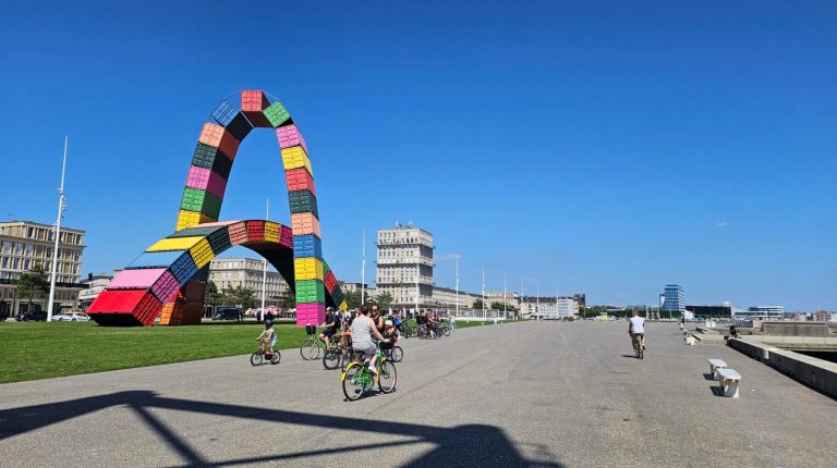 Catène de conteneurs de Vincent Ganivet sur le Grand Quai du Havre (c) Le Havre Seine Développement