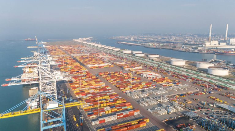 Port 2000, terminaux à conteneurs du port du Havre (c) Marin David