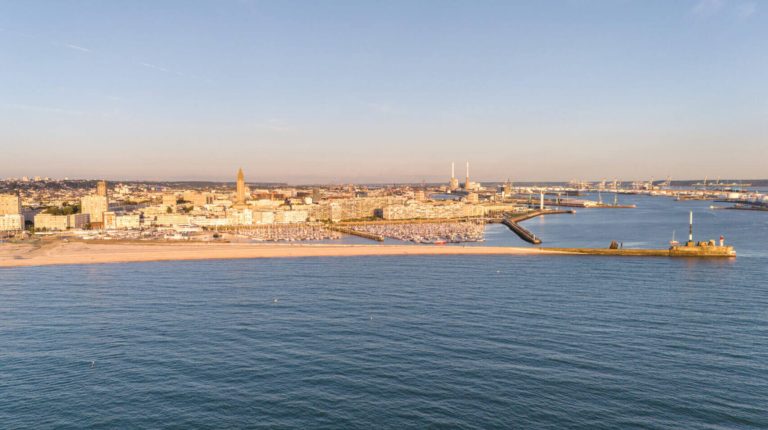 Vue aérienne de la plage et du centre-ville du Havre (c) Marin David